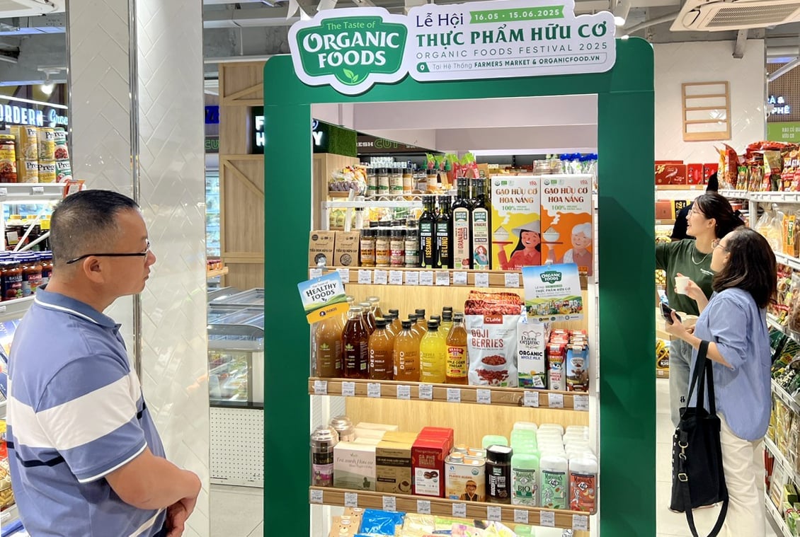 Khách hàng quan tâm tới các sản phẩm thực phẩm hữu cơ tại Lễ hội Thực phẩm Hữu cơ. Ảnh: Sơn Trang.