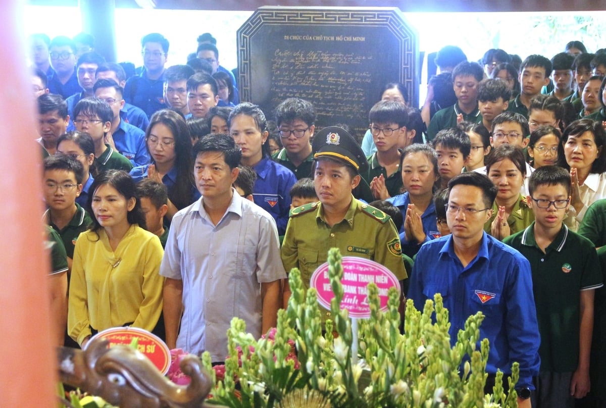 Đoàn đại biểu Bộ Nông nghiệp và Môi trường tổ chức lễ dâng hương tại Đền thờ Bác Hồ trên đỉnh núi Tản Viên. Ảnh: Phạm Hiếu. Đoàn đại biểu Bộ Nông nghiệp và Môi trường tổ chức lễ dâng hương tại Đền thờ Bác Hồ trên đỉnh núi Tản Viên. Ảnh: Phạm Hiếu.