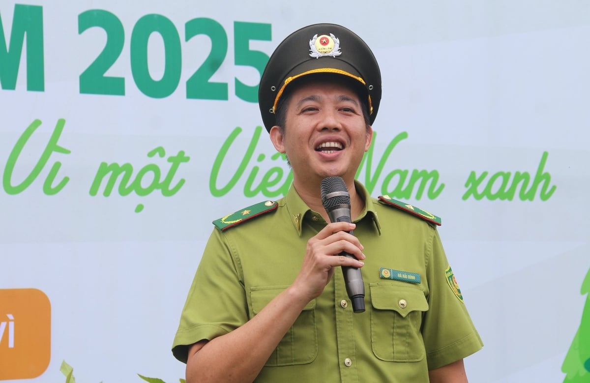 Phó Cục trưởng Cục Lâm nghiệp và Kiểm lâm Hà Hải Bình động viên thế hệ trẻ tích cực trong công tác trồng và bảo vệ rừng. Ảnh: Phạm Hiếu. Phó Cục trưởng Cục Lâm nghiệp và Kiểm lâm Hà Hải Bình động viên thế hệ trẻ tích cực trong công tác trồng và bảo vệ rừng. Ảnh: Phạm Hiếu.