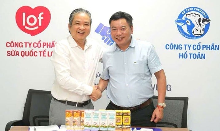 Đại diện Công ty cổ phần Sữa Quốc tế Lof và Công ty cổ phần Hồ Toản thực hiện ký kết, chuyển nhượng. Ảnh: Duy Toản. Đại diện Công ty cổ phần Sữa Quốc tế Lof và Công ty cổ phần Hồ Toản thực hiện ký kết, chuyển nhượng. Ảnh: Duy Toản.