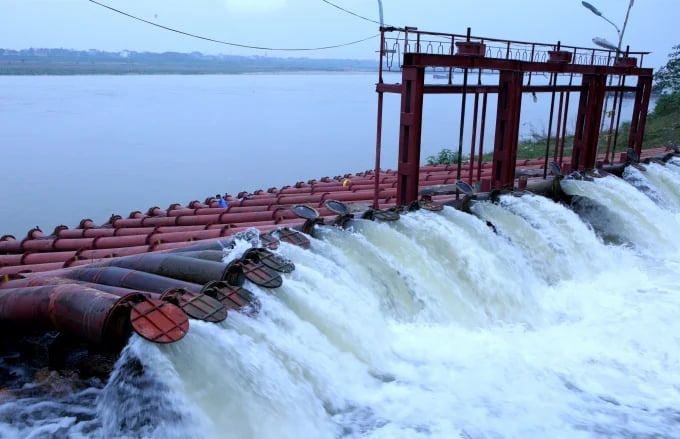 Trạm bơm dã chiến Phù Sa vận hành bơm nước từ sông Hồng để cấp nguồn vào hệ thống thủy lợi Sông Tích, phục vụ đổ ải cho các huyện phía Tây Hà Nội. Ảnh: Minh Phúc. Trạm bơm dã chiến Phù Sa vận hành bơm nước từ sông Hồng để cấp nguồn vào hệ thống thủy lợi Sông Tích, phục vụ đổ ải cho các huyện phía Tây Hà Nội. Ảnh: Minh Phúc.