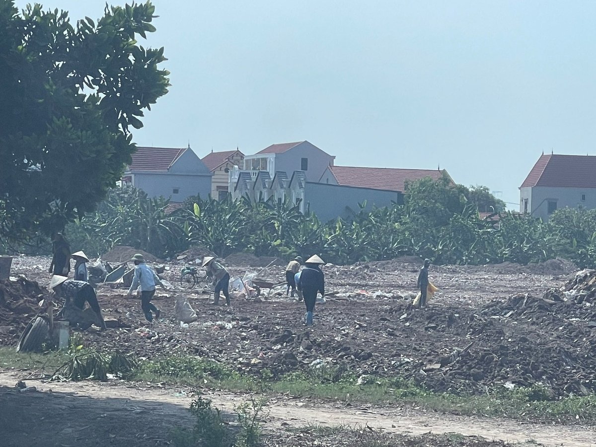 Phòng Nông nghiệp và Môi trường căn cứ báo cáo tới đây của xã Dương Quang để tham mưu UBND thị xã Mỹ Hào xử lý vi phạm. Ảnh: Phạm Hoàng. Phòng Nông nghiệp và Môi trường căn cứ báo cáo tới đây của xã Dương Quang để tham mưu UBND thị xã Mỹ Hào xử lý vi phạm. Ảnh: Phạm Hoàng.