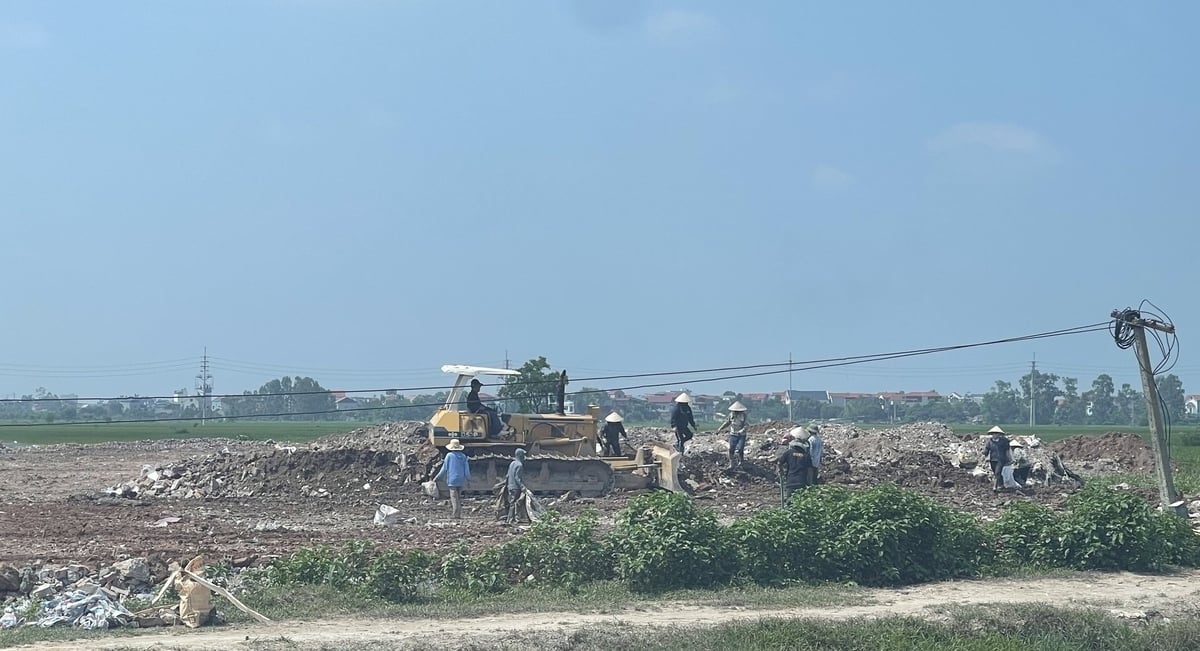 Xe ủi đến đâu lộ ra rác thải, người dân đi theo nhặt rác. Ảnh: Phạm Hoàng. Xe ủi đến đâu lộ ra rác thải, người dân đi theo nhặt rác. Ảnh: Phạm Hoàng.