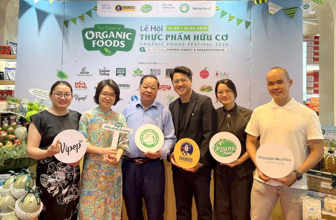 Đại diện VOAA, các đơn vị tổ chức và một số đơn vị tham gia Lễ hội Thực phẩm Hữu cơ. Ảnh: Sơn Trang.