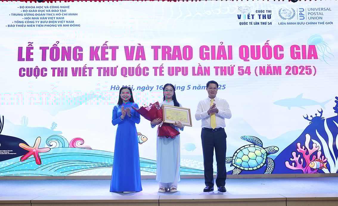 Phạm Đoàn Minh Khuê, lớp 10C2, trường THPT Chuyên Lê Quý Đôn, quận Sơn Trà, TP. Đà Nẵng đoạt giải Nhất. Ảnh: VNP. Phạm Đoàn Minh Khuê, lớp 10C2, trường THPT Chuyên Lê Quý Đôn, quận Sơn Trà, TP. Đà Nẵng đoạt giải Nhất. Ảnh: VNP.