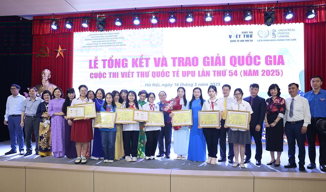 Các học sinh đoạt giải trong cuộc thi viết thư UPU năm nay chụp ảnh lưu niệm cùng ban tổ chức. Ảnh: VNP. Các học sinh đoạt giải trong cuộc thi viết thư UPU năm nay chụp ảnh lưu niệm cùng ban tổ chức. Ảnh: VNP.