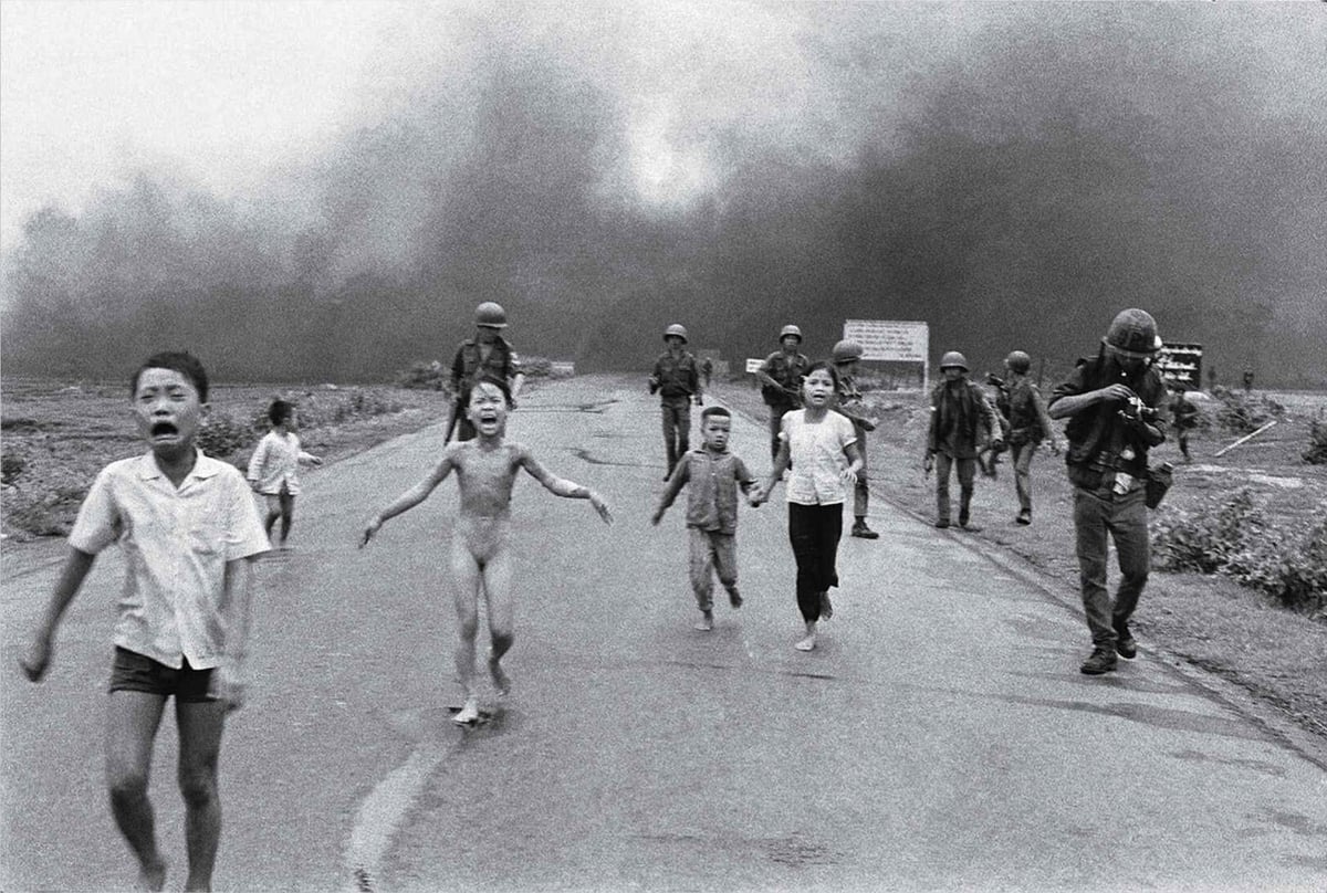World Press Photo đình chỉ quyền tác giả của bức ảnh ‘Em bé Napalm’. World Press Photo đình chỉ quyền tác giả của bức ảnh ‘Em bé Napalm’.