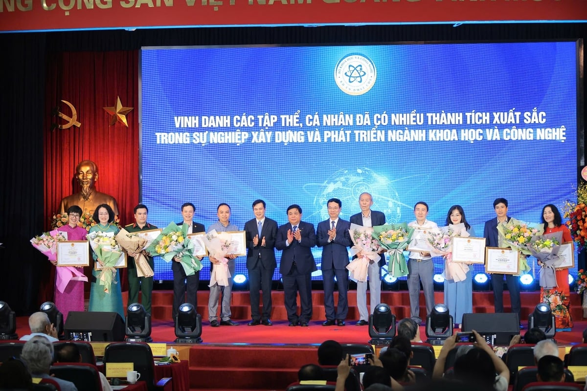 PGS.TS Phạm Thị Thanh Ngà, Viện trưởng Viện Khoa học Khí tượng thủy văn và Biến đổi khí hậu (thứ 2 từ trái sang) được vinh danh vì đã có nhiều thành tích xuất sắc trong sự nghiệp xây dựng và phát triển ngành khoa học và công nghệ. Ảnh: Mai Hà. PGS.TS Phạm Thị Thanh Ngà, Viện trưởng Viện Khoa học Khí tượng thủy văn và Biến đổi khí hậu (thứ 2 từ trái sang) được vinh danh vì đã có nhiều thành tích xuất sắc trong sự nghiệp xây dựng và phát triển ngành khoa học và công nghệ. Ảnh: Mai Hà.