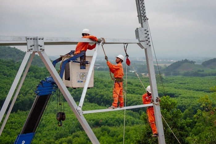 Thi công đường dây 500kV mạch 3. Ảnh: EVN. Thi công đường dây 500kV mạch 3. Ảnh: EVN.