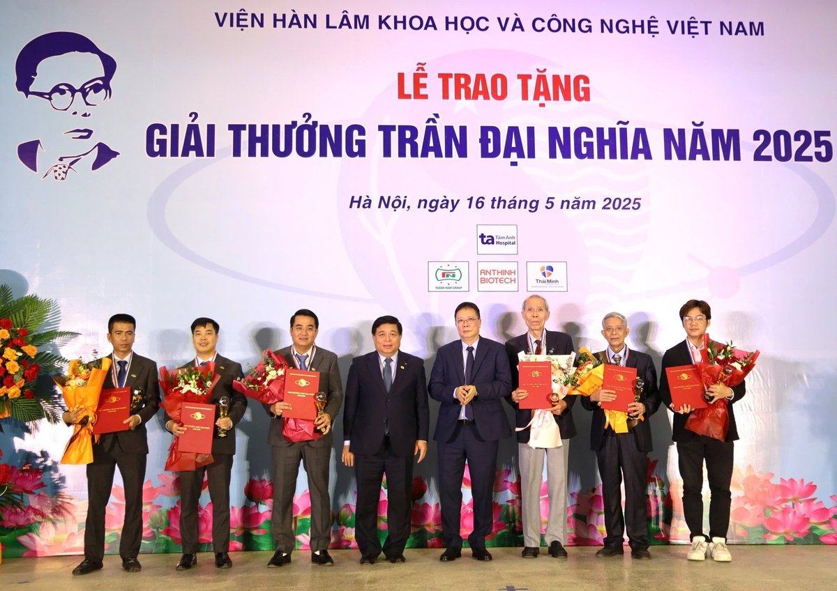 Lãnh đạo Chính phủ và Viện Hàn lâm Khoa học và Công nghệ Việt Nam chúc mừng các nhà khoa học đoạt Giải thưởng Trần Đại Nghĩa 2025. Ảnh: Thu Hằng. Lãnh đạo Chính phủ và Viện Hàn lâm Khoa học và Công nghệ Việt Nam chúc mừng các nhà khoa học đoạt Giải thưởng Trần Đại Nghĩa 2025. Ảnh: Thu Hằng.