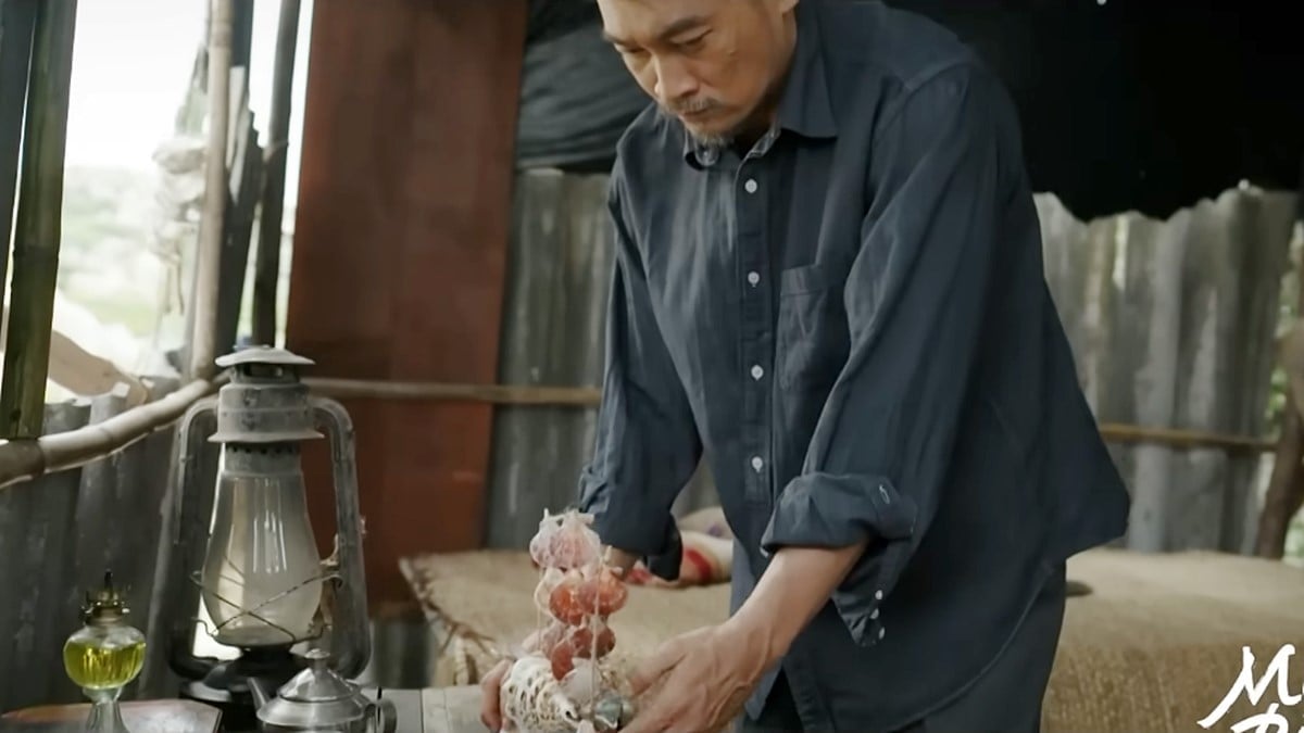 Sau đó Đại lấy một chiếc thuyền và bức thư để lại trên bàn. Ảnh CMH Sau đó Đại lấy một chiếc thuyền và bức thư để lại trên bàn. Ảnh CMH