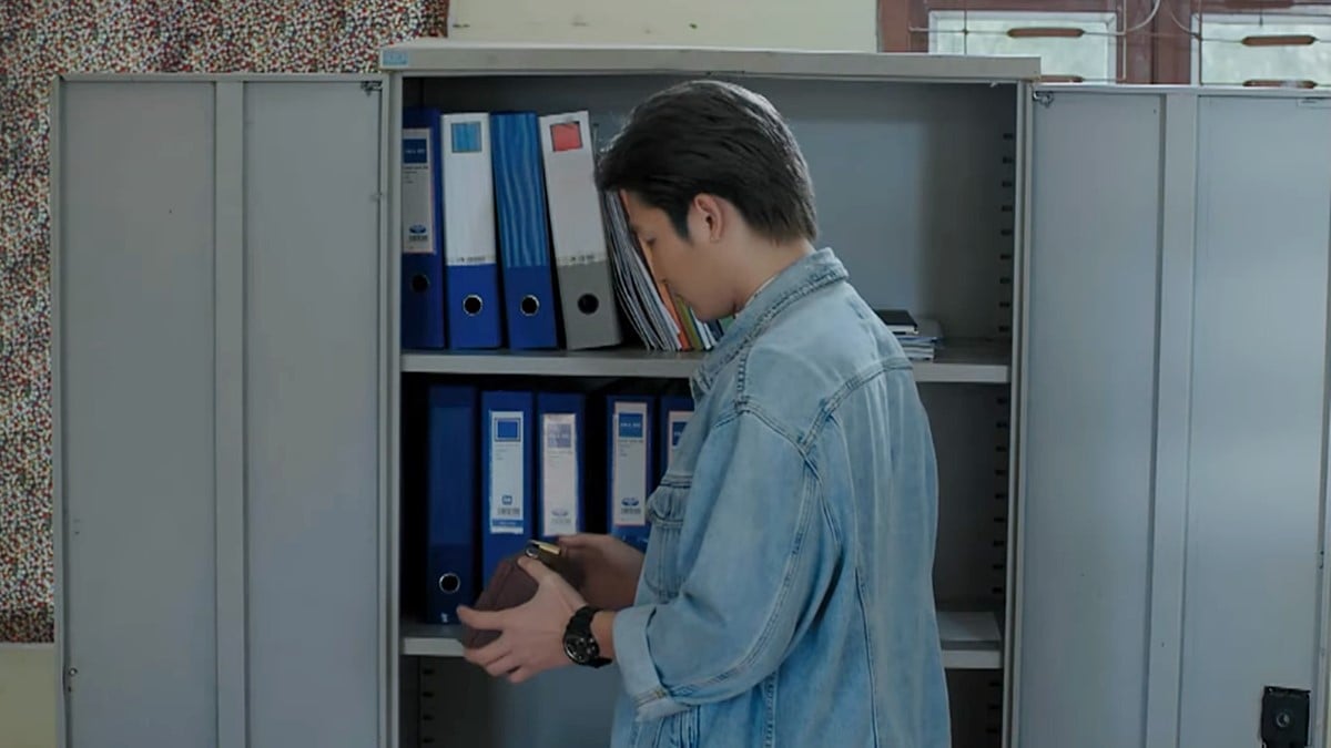 Nguyên mở chiếc tủ bố để lại. Ảnh CMH Nguyên mở chiếc tủ bố để lại. Ảnh CMH
