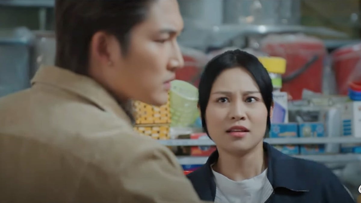 Linh Đan phụ giúp Nguyên chọn đồ. Ảnh CMH Linh Đan phụ giúp Nguyên chọn đồ. Ảnh CMH