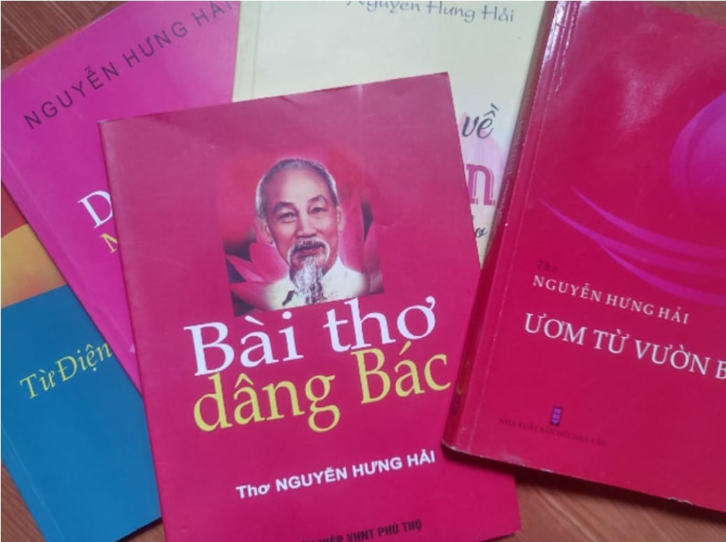 Các tập thơ viết về Bác Hồ của nhà thơ Nguyễn Hưng Hải. Ảnh: NVCC.