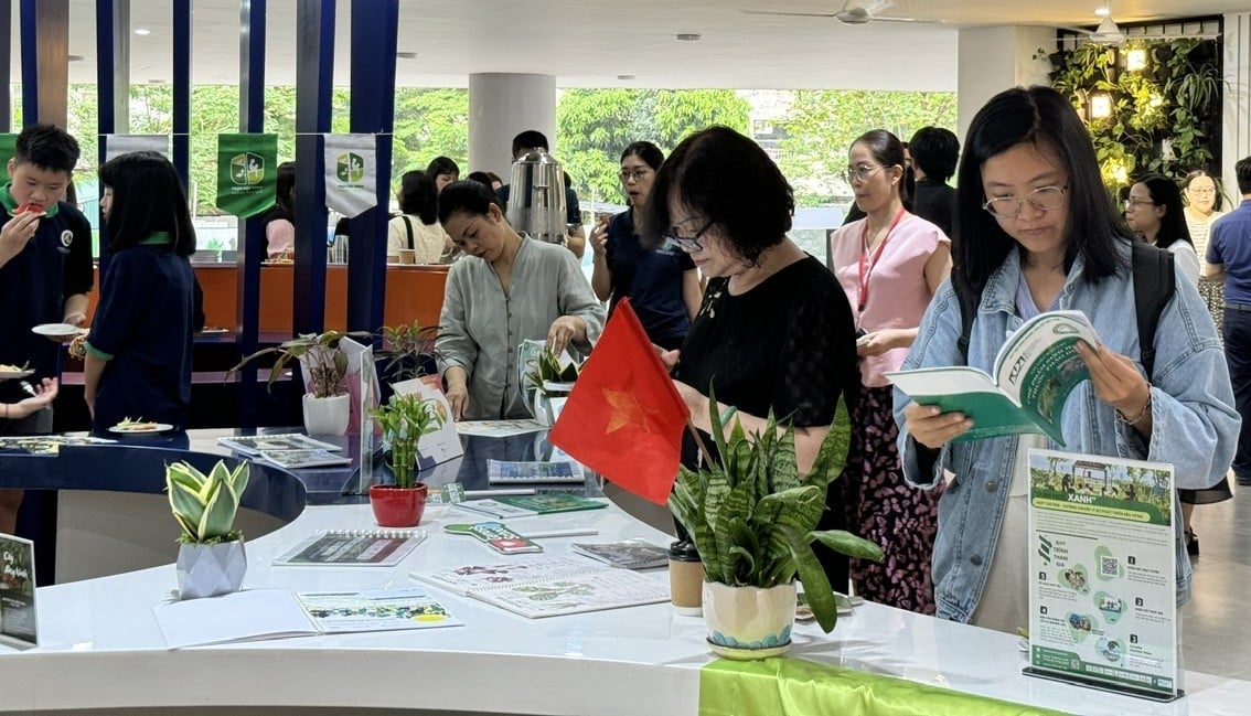Học sinh và đại biểu tham quan tại Hội thảo Giáo dục dinh dưỡng và thực phẩm trong trường học thông qua phương pháp tiếp cận vườn trường sinh thái. Ảnh: CCD. Học sinh và đại biểu tham quan tại Hội thảo Giáo dục dinh dưỡng và thực phẩm trong trường học thông qua phương pháp tiếp cận vườn trường sinh thái. Ảnh: CCD.