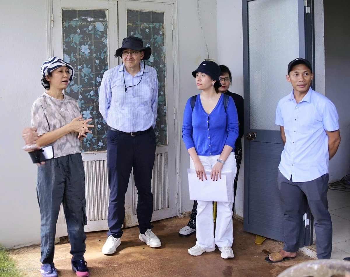Mr. Brent Stewart, Deputy Consul-General of Australia in Ho Chi Minh City, the Australian Cousulate staff and reporters visited the project of ACIAR. Photo: Linh Linh.