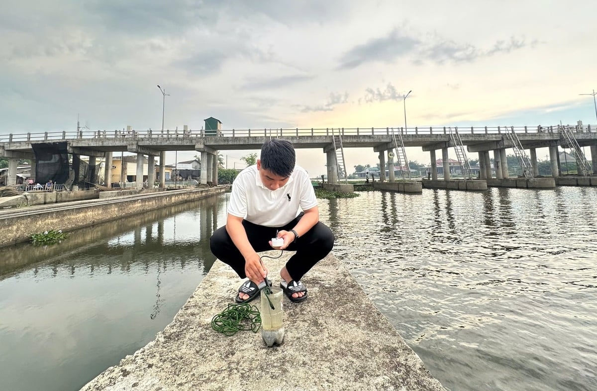 Viện Khoa học Thủy lợi miền Trung và Tây Nguyên lấy mẫu phân tích chất lượng nước trên hệ thống thủy lợi Tả Trạch phục vụ sản xuất. Ảnh: PV. Viện Khoa học Thủy lợi miền Trung và Tây Nguyên lấy mẫu phân tích chất lượng nước trên hệ thống thủy lợi Tả Trạch phục vụ sản xuất. Ảnh: PV.