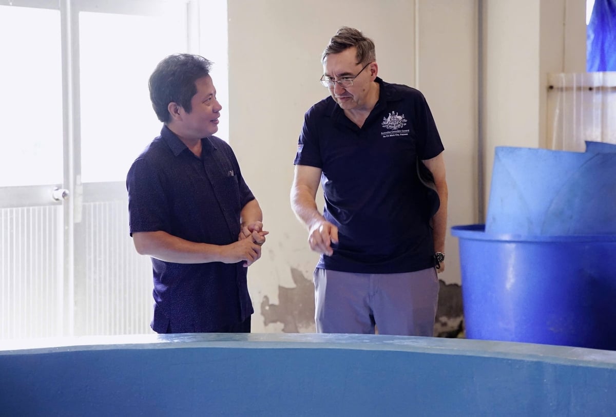 Dr. Truong Quoc Thai, Director of the Center for Marine Aquaculture Research and Development in Nha Trang (RIA3) speaking to Mr. Brent Stewart, Deputy Consul-General of Australia in Ho Chi Minh City. Photo: Linh Linh.