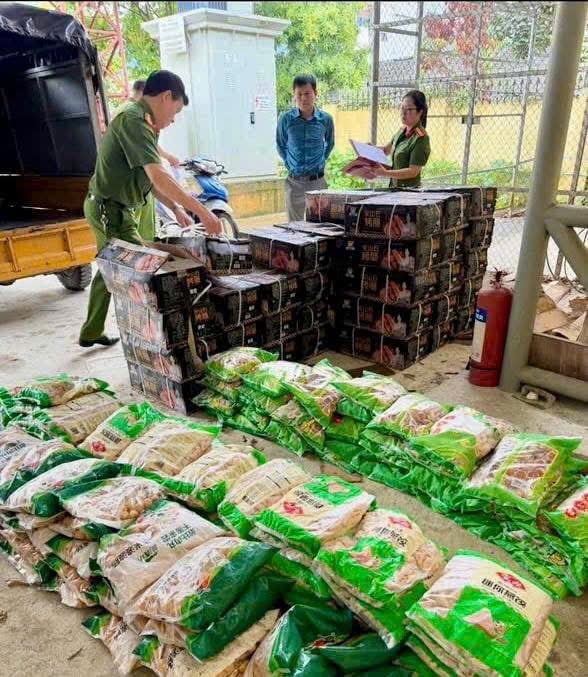 Số hàng hóa đông lạnh đang trên đường vận chuyển bị bắt giữ. Ảnh: Công an tỉnh Hà Giang. Số hàng hóa đông lạnh đang trên đường vận chuyển bị bắt giữ. Ảnh: Công an tỉnh Hà Giang.