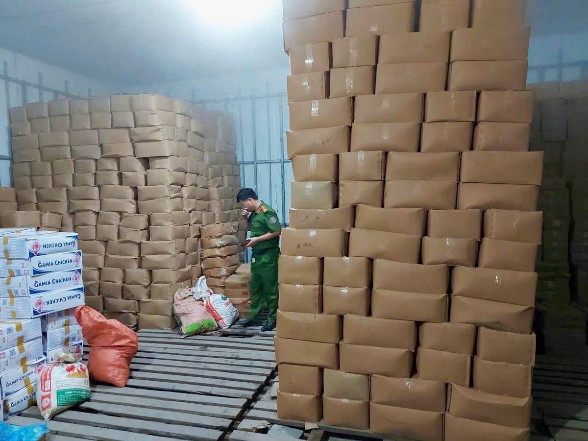 Công an tỉnh Hà Giang kiểm tra kho hàng của Cửa hàng Dân Huế. Ảnh: Công an tỉnh Hà Giang. Công an tỉnh Hà Giang kiểm tra kho hàng của Cửa hàng Dân Huế. Ảnh: Công an tỉnh Hà Giang.