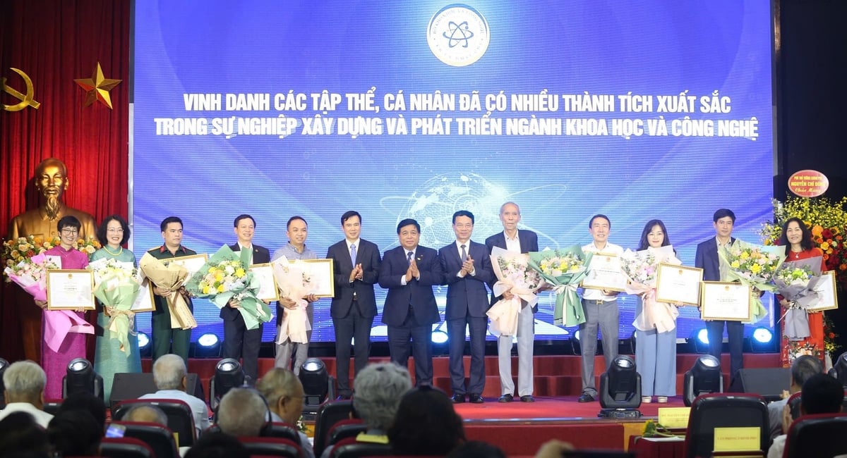 Bộ KHCN vinh danh các tập thể cá nhân đã có nhiều thành tích xuất sắc trong sự nghiệp xây dựng và phát triển ngành khoa học và công nghệ. Ảnh: Mai Hà. Bộ KHCN vinh danh các tập thể cá nhân đã có nhiều thành tích xuất sắc trong sự nghiệp xây dựng và phát triển ngành khoa học và công nghệ. Ảnh: Mai Hà.