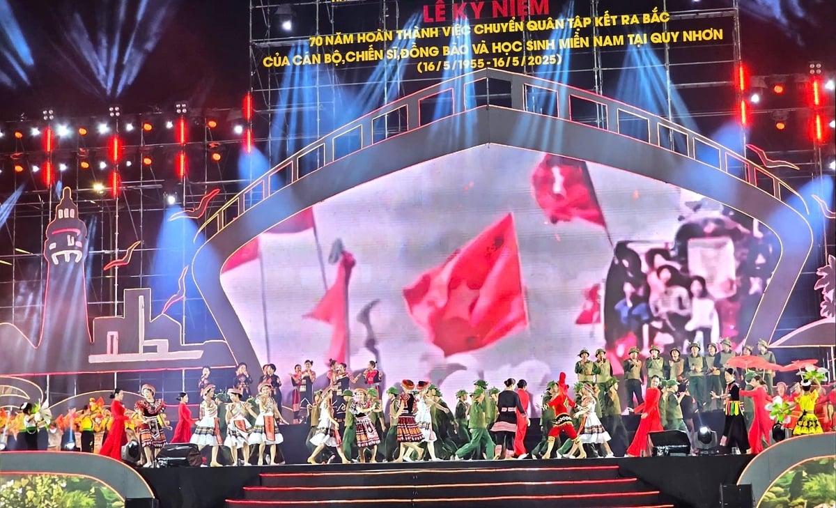 Chương trình nghệ thuật trong lễ kỷ niệm 70 năm chuyển quân tập kết ra Bắc của cán bộ, chiến sĩ, đồng bào và học sinh miền Nam. Ảnh: V.Đ.T. Chương trình nghệ thuật trong lễ kỷ niệm 70 năm chuyển quân tập kết ra Bắc của cán bộ, chiến sĩ, đồng bào và học sinh miền Nam. Ảnh: V.Đ.T.