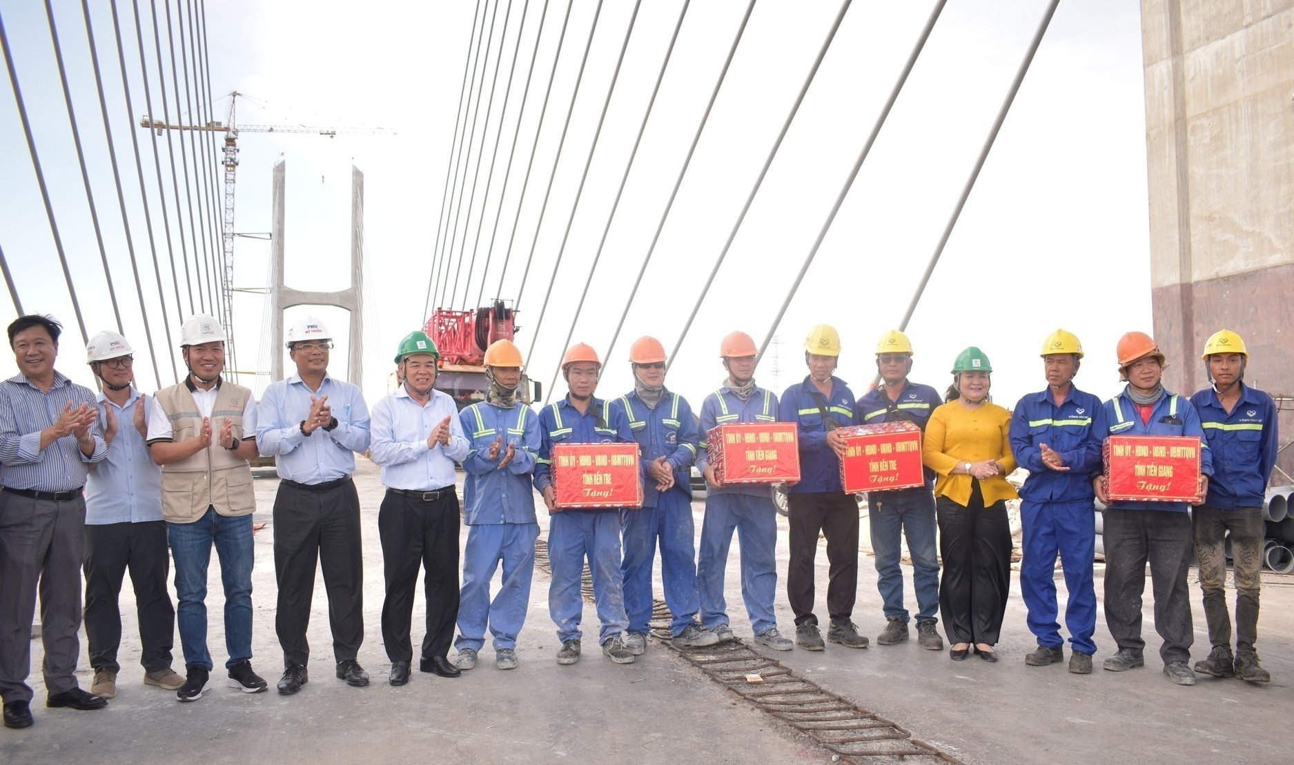 Bà Hồ Thị Hoàng Yến (áo cam), Bí thư Tỉnh ủy Bến Tre và ông Trần Ngọc Tam (thứ 5 từ trái sang), Chủ tịch UBND tỉnh Bến Tre thăm, tặng quà động viên đội ngũ làm việc tại công trường cầu Rạch Miễu 2. Ảnh: Minh Đảm. Bà Hồ Thị Hoàng Yến (áo cam), Bí thư Tỉnh ủy Bến Tre và ông Trần Ngọc Tam (thứ 5 từ trái sang), Chủ tịch UBND tỉnh Bến Tre thăm, tặng quà động viên đội ngũ làm việc tại công trường cầu Rạch Miễu 2. Ảnh: Minh Đảm.