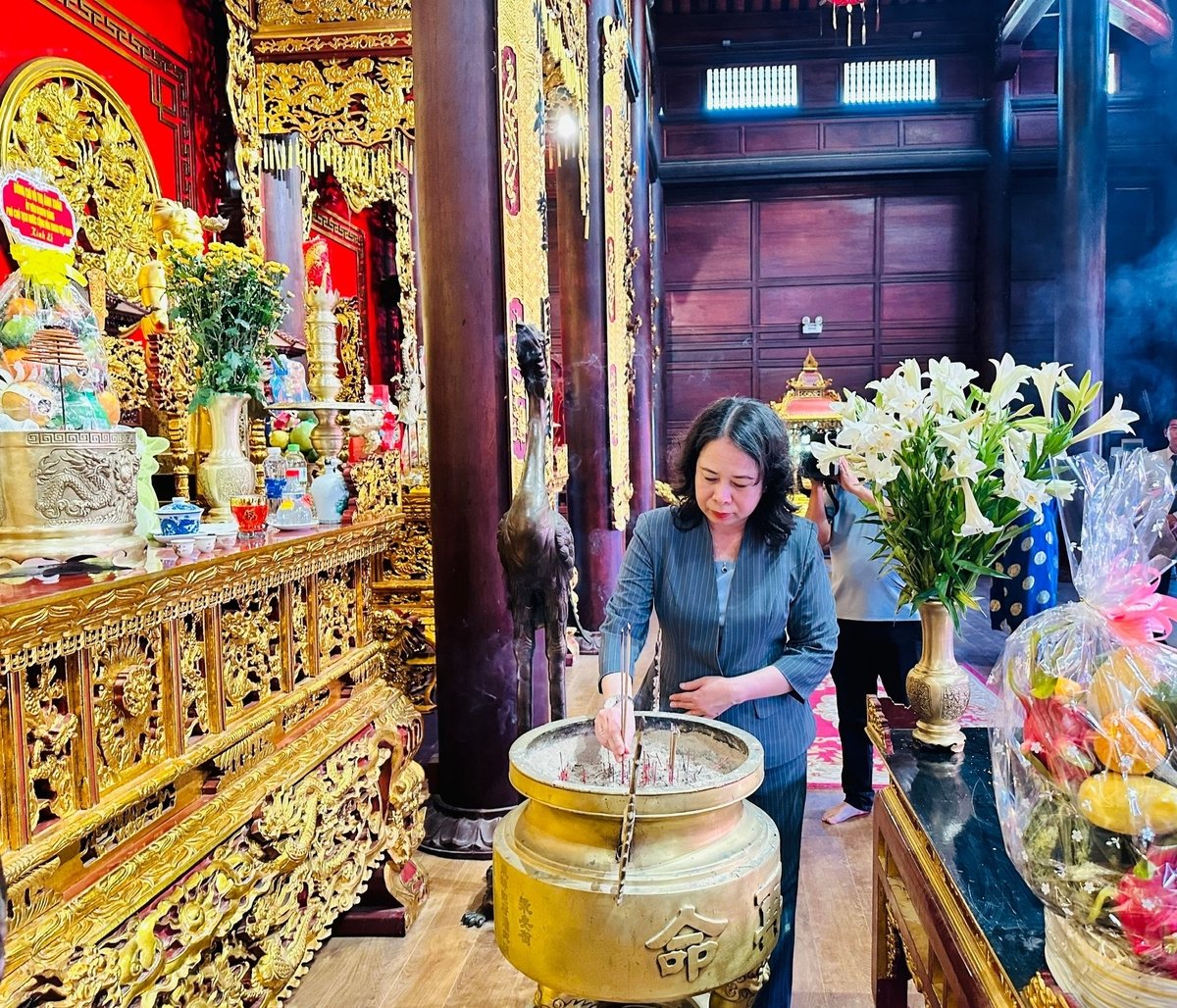 Phó Chủ tịch nước Võ Thị Ánh Xuân thắp hương tại Điện thờ Tây Sơn Tam kiệt. Ảnh: SVH-TT&DL Phó Chủ tịch nước Võ Thị Ánh Xuân thắp hương tại Điện thờ Tây Sơn Tam kiệt. Ảnh: SVH-TT&DL