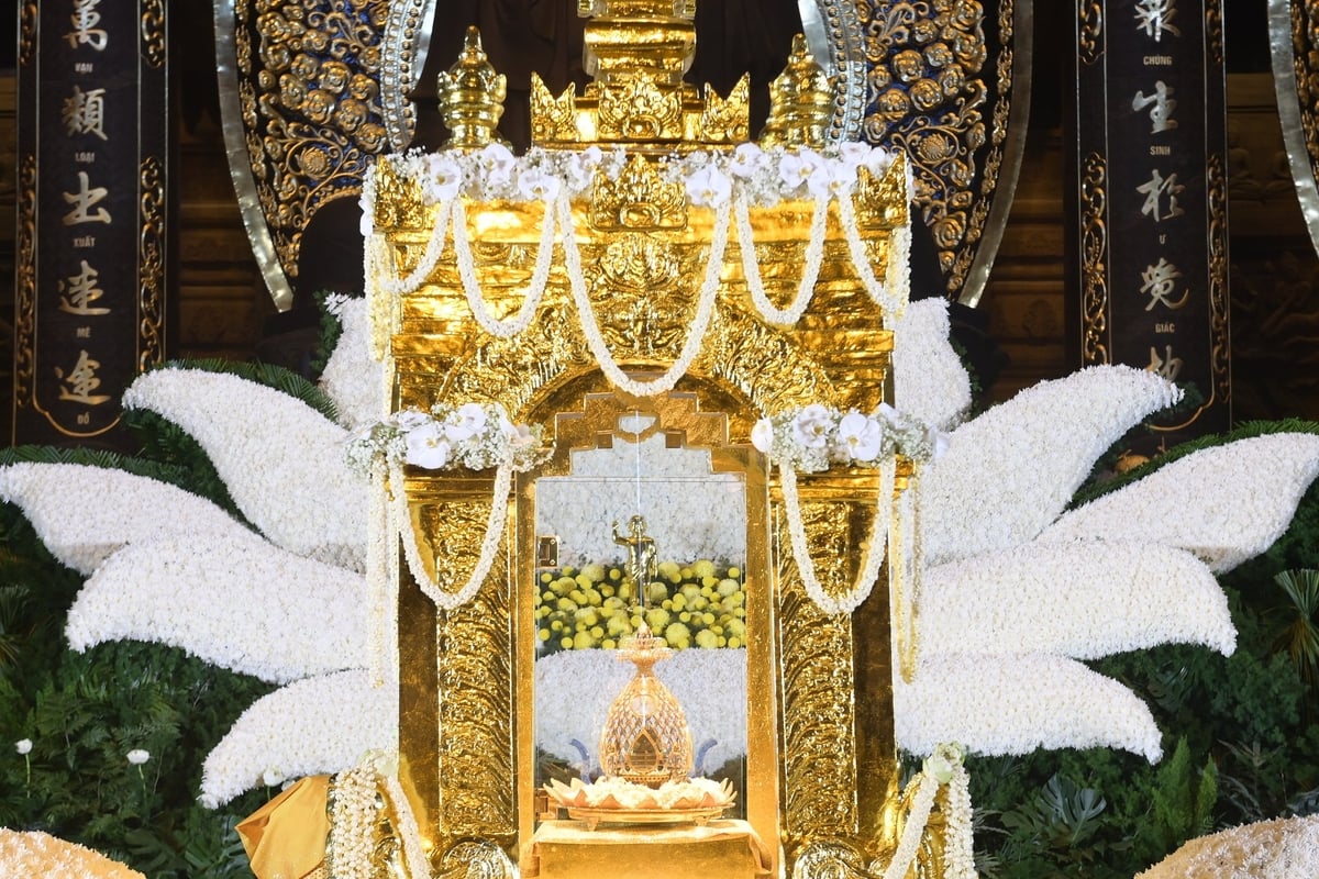 Xá lợi Phật được đưa vào điện Tam Thế để người dân chiêm bái trong những ngày diễn ra sự kiện. Ảnh: Việt Linh. Xá lợi Phật được đưa vào điện Tam Thế để người dân chiêm bái trong những ngày diễn ra sự kiện. Ảnh: Việt Linh.