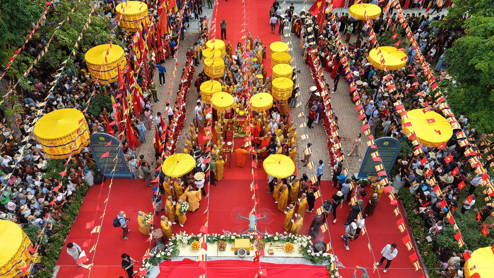 Để chuẩn bị cho Đại lễ Phật đản Vesak 2025 và lễ cung rước, tôn trí xá lợi Đức Phật được chùa Tam Chúc và Ban tổ chức đã chuẩn bị hàng trăm nghìn suất ăn, nước uống phục vụ tốt nhất mọi điều kiện cho du khách và phật tử đến chùa chiêm bái…Ảnh: Việt Linh. Để chuẩn bị cho Đại lễ Phật đản Vesak 2025 và lễ cung rước, tôn trí xá lợi Đức Phật được chùa Tam Chúc và Ban tổ chức đã chuẩn bị hàng trăm nghìn suất ăn, nước uống phục vụ tốt nhất mọi điều kiện cho du khách và phật tử đến chùa chiêm bái…Ảnh: Việt Linh.