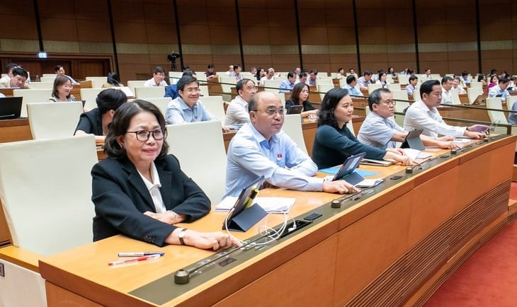 Các đại biểu Quốc hội bấm nút biểu quyết thông qua bổ sung 44.000 tỷ đồng ngân sách Trung ương 2025 để chi trả chế độ khi sắp xếp bộ máy, cải cách tiền lương, miễn học phí. Ảnh: Quochoi.vn. Các đại biểu Quốc hội bấm nút biểu quyết thông qua bổ sung 44.000 tỷ đồng ngân sách Trung ương 2025 để chi trả chế độ khi sắp xếp bộ máy, cải cách tiền lương, miễn học phí. Ảnh: Quochoi.vn.