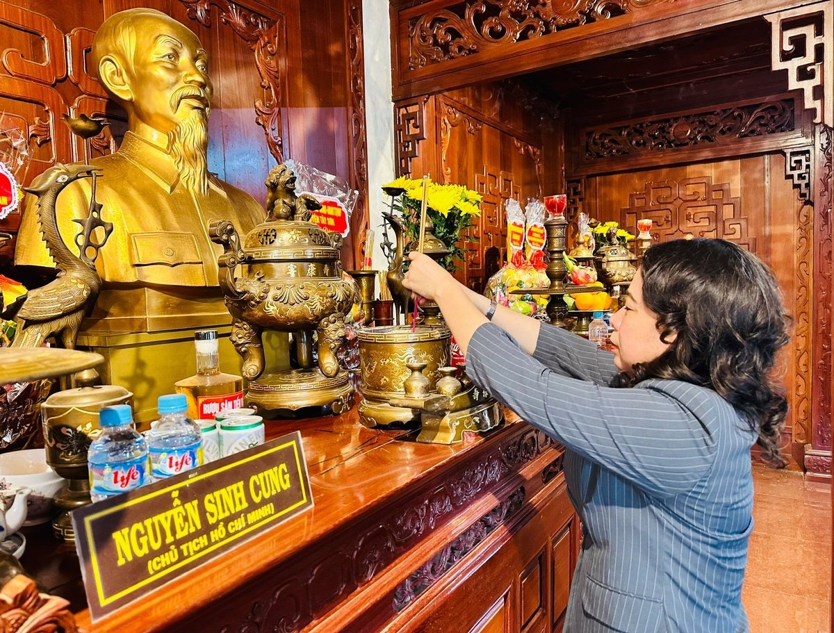 Phó Chủ tịch nước Võ Thị Ánh Xuân dâng hương tại Khu tưởng niệm cụ Nguyễn Sinh Sắc. Ảnh: SVH-TT&DL Phó Chủ tịch nước Võ Thị Ánh Xuân dâng hương tại Khu tưởng niệm cụ Nguyễn Sinh Sắc. Ảnh: SVH-TT&DL