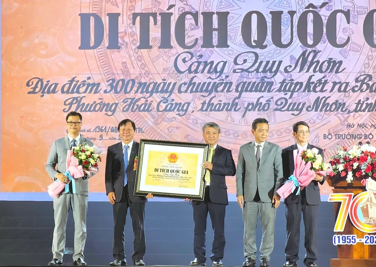 Lãnh đạo thành phố Quy Nhơn (Bình Định) đón nhận bằng xếp hạng Di tích quốc gia cảng Quy Nhơn, địa điểm 300 ngày tập kết ra Bắc. Ảnh: V.Đ.T. Lãnh đạo thành phố Quy Nhơn (Bình Định) đón nhận bằng xếp hạng Di tích quốc gia cảng Quy Nhơn, địa điểm 300 ngày tập kết ra Bắc. Ảnh: V.Đ.T.