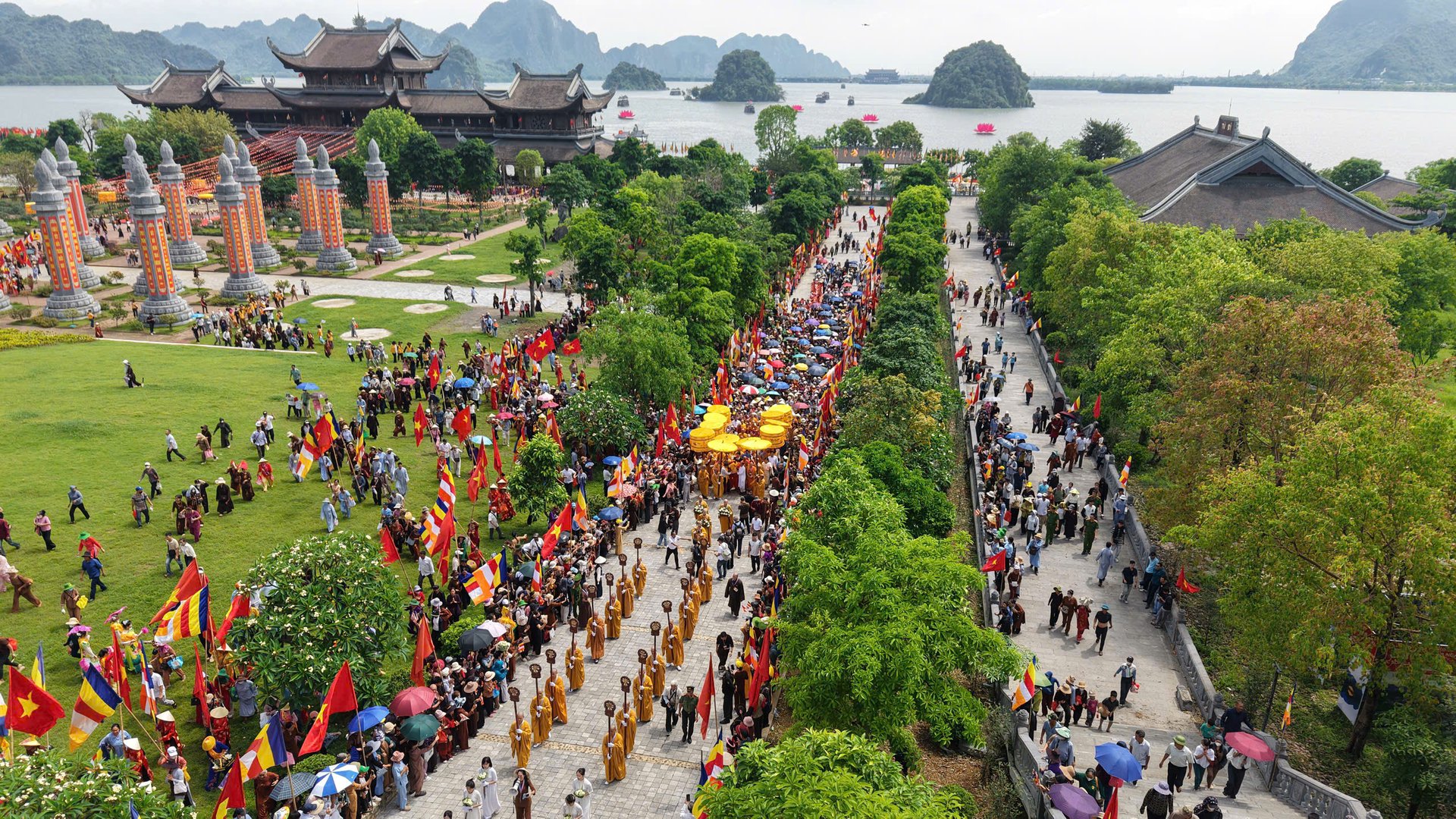 Từ khu vực đường vào chùa Tam Chúc, ken kín người dân, tăng ni, phật tử và du khách thập phương tham dự sự kiện tâm linh đặc biệt này. Ảnh: Việt Linh. Từ khu vực đường vào chùa Tam Chúc, ken kín người dân, tăng ni, phật tử và du khách thập phương tham dự sự kiện tâm linh đặc biệt này. Ảnh: Việt Linh.