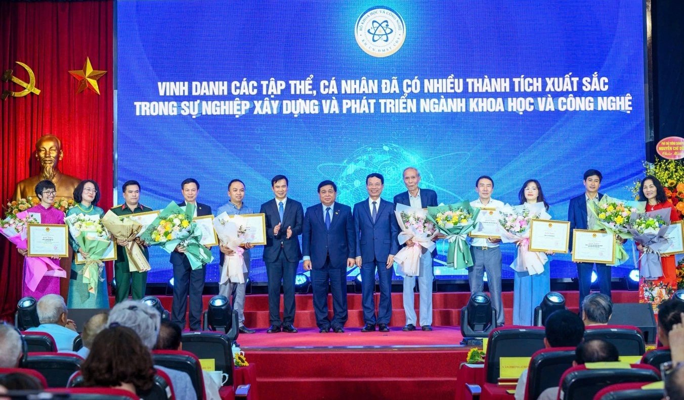 Phó Thủ tướng Chính phủ Nguyễn Chí Dũng, Bộ trưởng Bộ Khoa học và Công nghệ Nguyễn Mạnh Hùng, Thứ trưởng Bộ Khoa học và Công nghệ Bùi Thế Duy cùng các nhà khoa học, đại diện doanh nghiệp, viện nghiên cứu, trong đó có đại diện Tập đoàn GrowMax được vinh danh. Ảnh: HT. Phó Thủ tướng Chính phủ Nguyễn Chí Dũng, Bộ trưởng Bộ Khoa học và Công nghệ Nguyễn Mạnh Hùng, Thứ trưởng Bộ Khoa học và Công nghệ Bùi Thế Duy cùng các nhà khoa học, đại diện doanh nghiệp, viện nghiên cứu, trong đó có đại diện Tập đoàn GrowMax được vinh danh. Ảnh: HT.