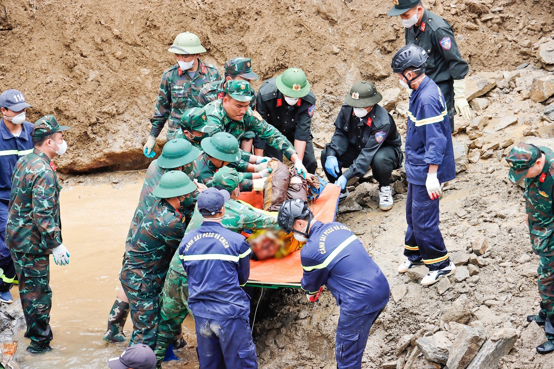 Thi thể nạn nhân cuối cùng trong vụ sạt lở thủy điện Tả Páo Hồ 1A được tìm thấy. Ảnh: N.T.