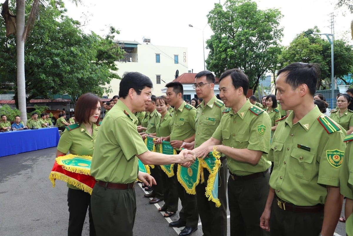 Đại diện các đơn vị nhận cờ lưu niệm từ BTC. Ảnh: Đức Bình. Đại diện các đơn vị nhận cờ lưu niệm từ BTC. Ảnh: Đức Bình.
