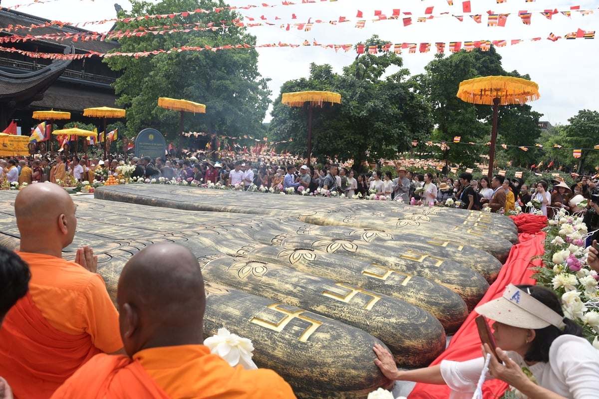 Giáo hội Phật giáo Việt Nam đã tổ chức cung rước xá lợi Đức Phật tôn trí tại 4 địa điểm: chùa Thanh Tâm - TPHCM (ngày 3-8/5), núi Bà Đen - Tây Ninh (8-13/5), chùa Quán Sứ - Hà Nội (13-17/5), chùa Tam Chúc - Hà Nam (17-21/5). Ảnh: Việt Linh. Giáo hội Phật giáo Việt Nam đã tổ chức cung rước xá lợi Đức Phật tôn trí tại 4 địa điểm: chùa Thanh Tâm - TPHCM (ngày 3-8/5), núi Bà Đen - Tây Ninh (8-13/5), chùa Quán Sứ - Hà Nội (13-17/5), chùa Tam Chúc - Hà Nam (17-21/5). Ảnh: Việt Linh.