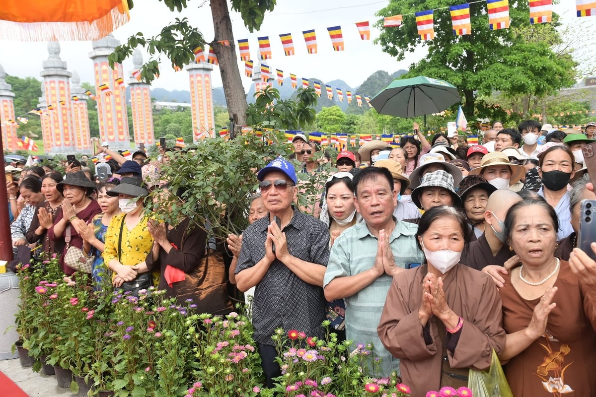 Người dân, phật tử đến chùa Tam Chúc để cung rước xá lợi Đức Phật. Ảnh: Việt Linh. Người dân, phật tử đến chùa Tam Chúc để cung rước xá lợi Đức Phật. Ảnh: Việt Linh.