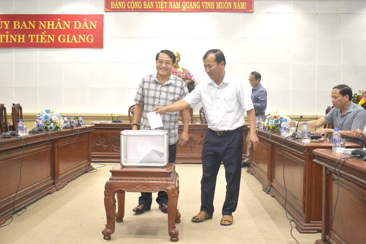 16/16 thành viên của hội đồng thống nhất đề nghị UBND tỉnh công nhận các đạt chuẩn NTM nâng cao và kiểu mẫu. Ảnh: Minh Đảm. 16/16 thành viên của hội đồng thống nhất đề nghị UBND tỉnh công nhận các đạt chuẩn NTM nâng cao và kiểu mẫu. Ảnh: Minh Đảm.