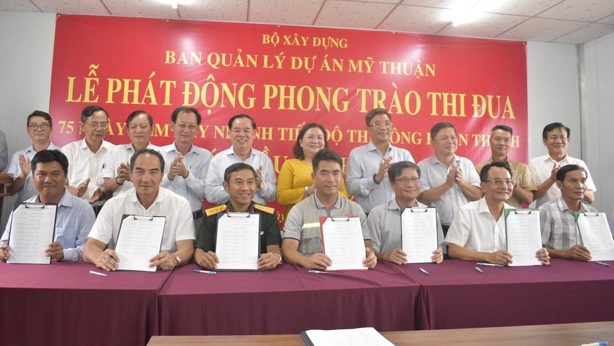 Các đơn vị thi công ký kết giao ước thi đua 75 ngày đêm tăng tốc hoàn thành toàn bộ công trình cầu Rạch Miễu 2. Ảnh: Minh Đảm. Các đơn vị thi công ký kết giao ước thi đua 75 ngày đêm tăng tốc hoàn thành toàn bộ công trình cầu Rạch Miễu 2. Ảnh: Minh Đảm.