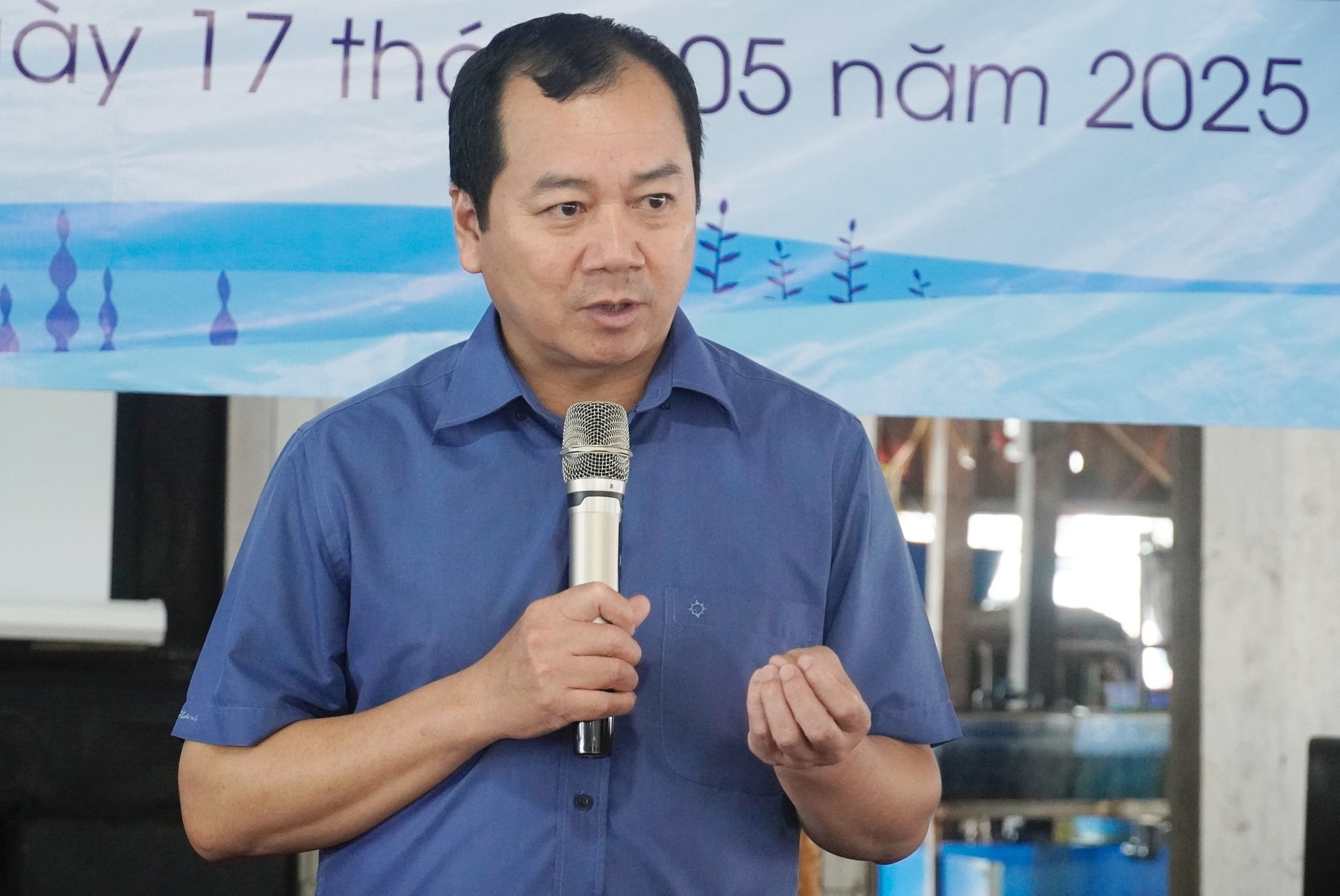 Cục trưởng Cục Thủy sản và Kiểm ngư Trần Đình Luân kỳ vọng việc trồng rong kết hợp nuôi một số loài nhuyễn thể, nuôi cá vừa giúp đa dạng hóa sản phẩm, vừa góp phần bảo vệ môi trường. Ảnh: Hồng Thắm. Cục trưởng Cục Thủy sản và Kiểm ngư Trần Đình Luân kỳ vọng việc trồng rong kết hợp nuôi một số loài nhuyễn thể, nuôi cá vừa giúp đa dạng hóa sản phẩm, vừa góp phần bảo vệ môi trường. Ảnh: Hồng Thắm.