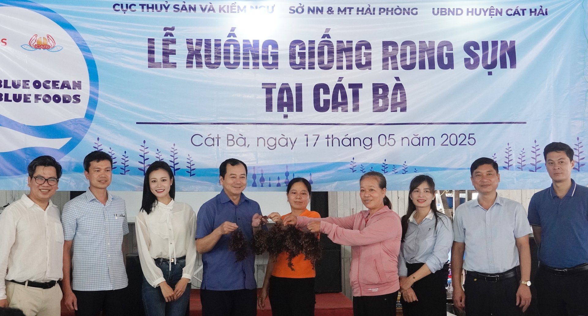 Cục trưởng Cục Thủy sản và Kiểm ngư Trần Đình Luân trao tặng rong giống cho các hộ dân. Ảnh: Hồng Thắm. Cục trưởng Cục Thủy sản và Kiểm ngư Trần Đình Luân trao tặng rong giống cho các hộ dân. Ảnh: Hồng Thắm.