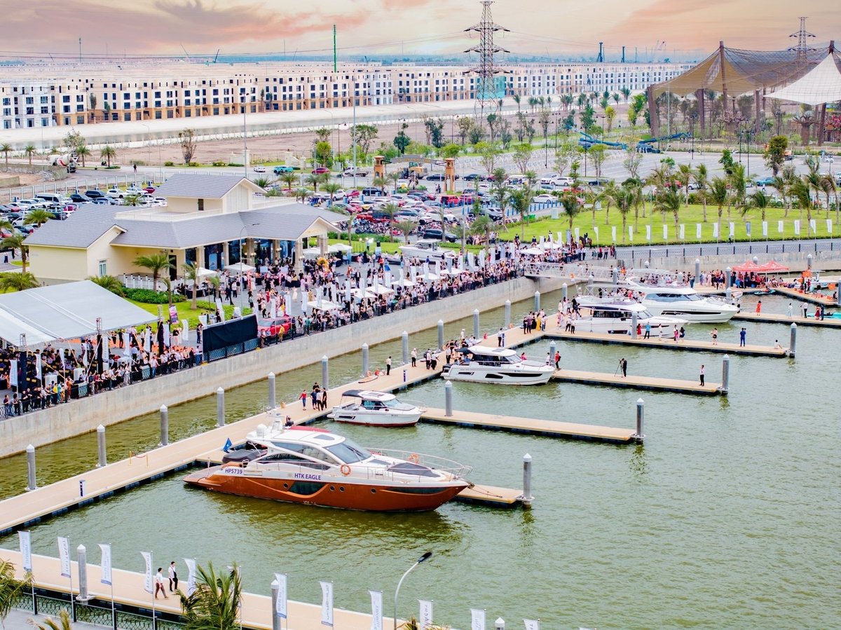 Bến du thuyền Royal Marina nằm kề bên Isla Bella khai trương ngày 10/5. Bến du thuyền Royal Marina nằm kề bên Isla Bella khai trương ngày 10/5.