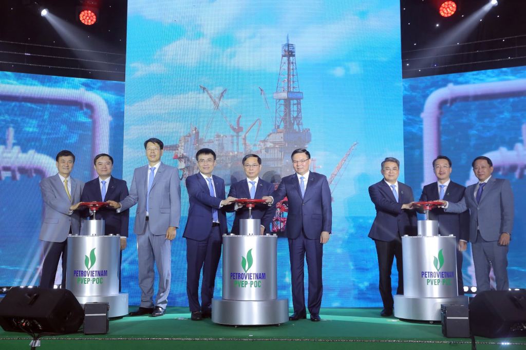 Lãnh đạo Chính phủ, Petrovietnam, PVEP, PVEP POC thực hiện nghi thức đón dòng dầu thương mại đầu tiên từ dự án phát triển mỏ Đại Hùng giai đoạn 3. Ảnh: Petrovietnam. Lãnh đạo Chính phủ, Petrovietnam, PVEP, PVEP POC thực hiện nghi thức đón dòng dầu thương mại đầu tiên từ dự án phát triển mỏ Đại Hùng giai đoạn 3. Ảnh: Petrovietnam.