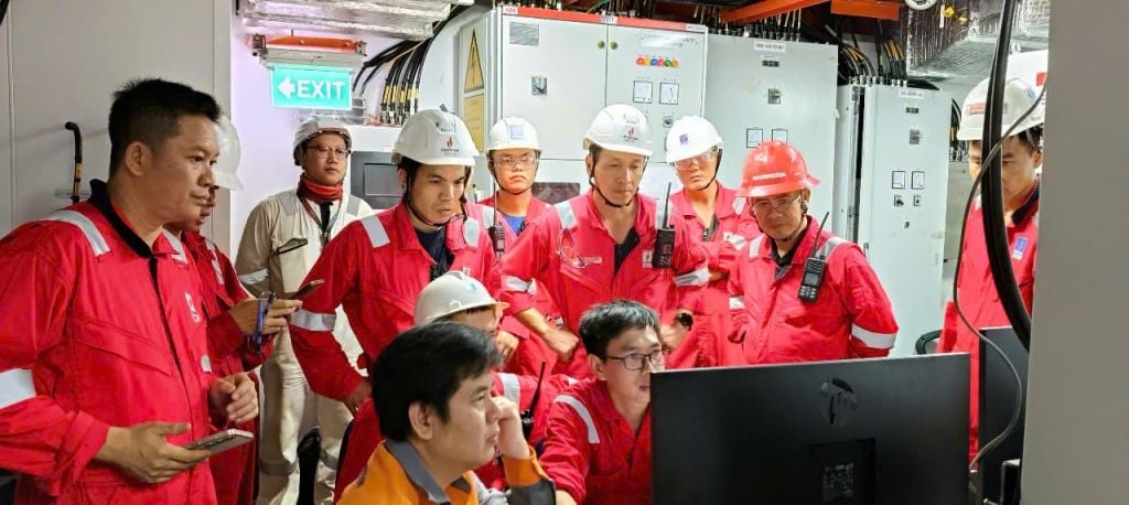 Người lao động tại Phòng điều khiển chờ đón dòng dầu thương mại đầu tiên. Ảnh: Petrovietnam. Người lao động tại Phòng điều khiển chờ đón dòng dầu thương mại đầu tiên. Ảnh: Petrovietnam.