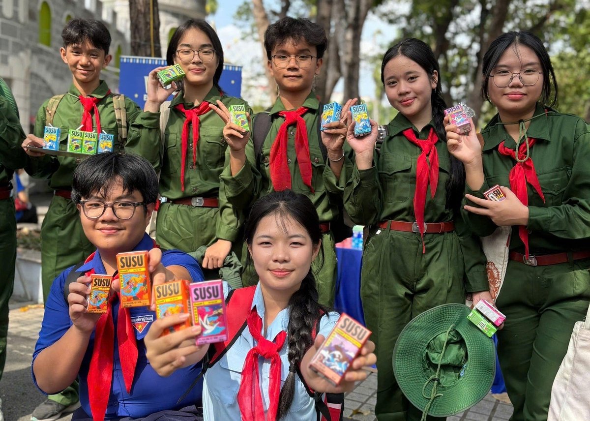 Trước đó, Vinamilk cùng với 2 nhãn hàng Sữa tươi 100% và sữa chua uống Susu cũng đã đồng hành cùng Đại hội Cháu ngoan Bác Hồ tại 2 thành phố lớn. Tại Hà Nội, Vinamilk trao tặng gần 27.000 sản phẩm dinh dưỡng cho các em thiếu nhi cháu ngoan Bác Hồ của Thủ đô. Tiếp đó, Vinamilk gửi tặng 50.000 hộp sữa, cùng hàng trăm phần quà đến hơn 7.000 thiếu nhi trong chuỗi hoạt động sôi nổi của Đại hội Cháu ngoan Bác Hồ TP.HCM diễn ra đúng dịp kỷ niệm 50 năm Ngày Giải phóng miền Nam, thống nhất đất nước. Ảnh: Viên An. Trước đó, Vinamilk cùng với 2 nhãn hàng Sữa tươi 100% và sữa chua uống Susu cũng đã đồng hành cùng Đại hội Cháu ngoan Bác Hồ tại 2 thành phố lớn. Tại Hà Nội, Vinamilk trao tặng gần 27.000 sản phẩm dinh dưỡng cho các em thiếu nhi cháu ngoan Bác Hồ của Thủ đô. Tiếp đó, Vinamilk gửi tặng 50.000 hộp sữa, cùng hàng trăm phần quà đến hơn 7.000 thiếu nhi trong chuỗi hoạt động sôi nổi của Đại hội Cháu ngoan Bác Hồ TP.HCM diễn ra đúng dịp kỷ niệm 50 năm Ngày Giải phóng miền Nam, thống nhất đất nước. Ảnh: Viên An.