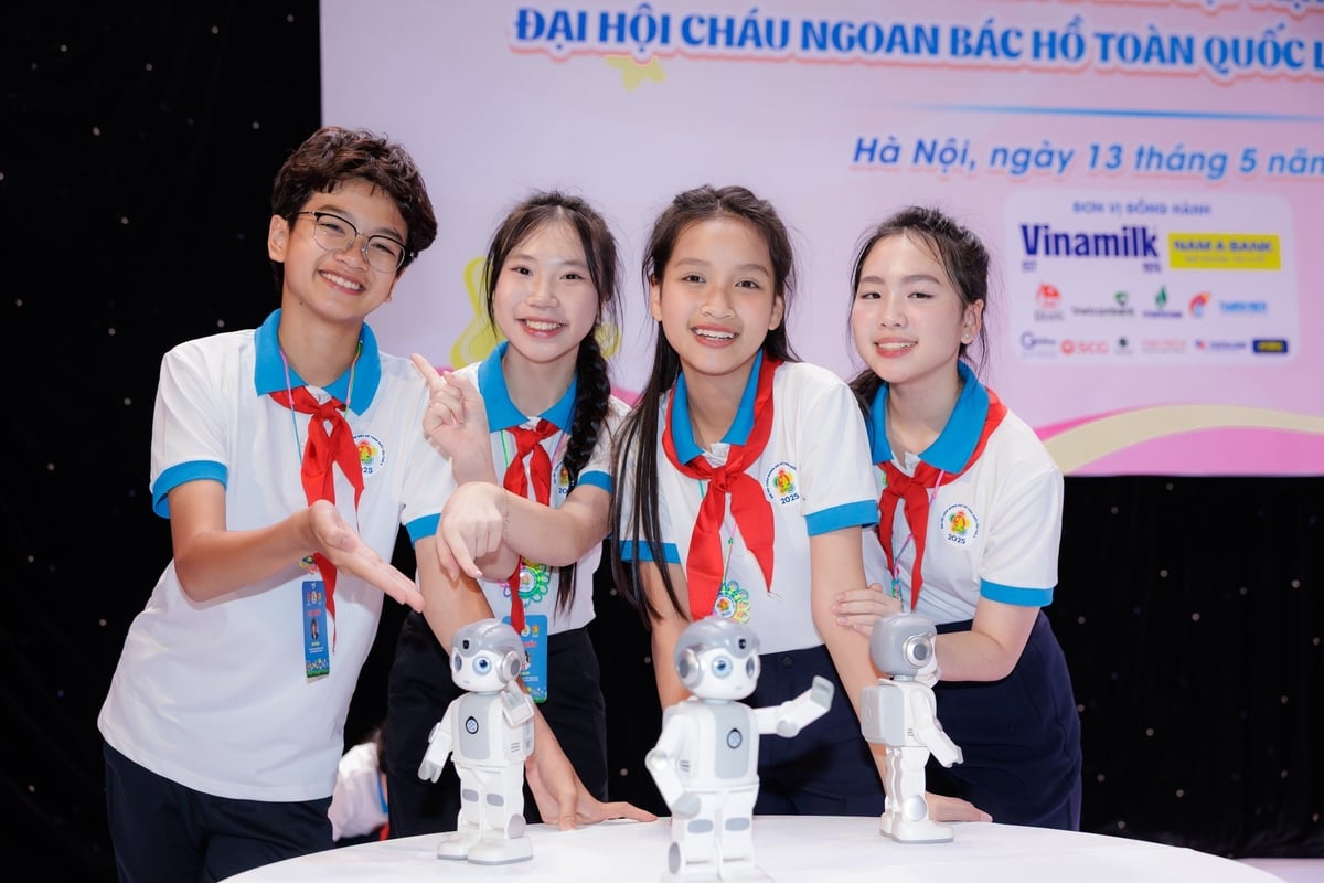 'Vinh dự và tự hào là cảm xúc chung của chúng em khi tham gia đại hội năm nay. Được gặp những Cháu ngoan Bác Hồ nhiều thế hệ trước, em cũng được tiếp thêm động lực và năng lượng để cố gắng hơn nữa trong tương lai', em Đặng Kim Thiên Kim (thứ 2 từ phải sang) - Học sinh lớp 7 Trường THCS Lê Ngọc Hân (quận Hai Bà Trưng, Hà Nội). Ảnh: Viên An. 'Vinh dự và tự hào là cảm xúc chung của chúng em khi tham gia đại hội năm nay. Được gặp những Cháu ngoan Bác Hồ nhiều thế hệ trước, em cũng được tiếp thêm động lực và năng lượng để cố gắng hơn nữa trong tương lai', em Đặng Kim Thiên Kim (thứ 2 từ phải sang) - Học sinh lớp 7 Trường THCS Lê Ngọc Hân (quận Hai Bà Trưng, Hà Nội). Ảnh: Viên An.
