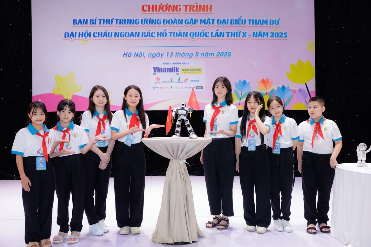 Với chủ đề 'Thiếu nhi Việt Nam vững bước tiến vào kỷ nguyên mới', đại hội năm nay có sự tham dự của nhiều đại biểu là các em học sinh từng tham gia và đoạt giải cao tại các cuộc thi nghiên cứu khoa học, sáng tạo trẻ. Đây cũng là kỳ đại hội có tỷ lệ đại biểu đạt thành tích cao nhất từ trước đến nay, nổi bật là 47 em đoạt giải thưởng quốc tế, 95 em đoạt giải cấp Quốc gia. Ảnh: Viên An. Với chủ đề 'Thiếu nhi Việt Nam vững bước tiến vào kỷ nguyên mới', đại hội năm nay có sự tham dự của nhiều đại biểu là các em học sinh từng tham gia và đoạt giải cao tại các cuộc thi nghiên cứu khoa học, sáng tạo trẻ. Đây cũng là kỳ đại hội có tỷ lệ đại biểu đạt thành tích cao nhất từ trước đến nay, nổi bật là 47 em đoạt giải thưởng quốc tế, 95 em đoạt giải cấp Quốc gia. Ảnh: Viên An.