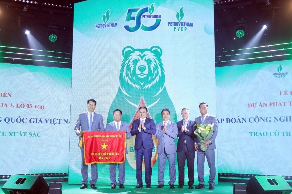 Chủ tịch HĐTV Petrovietnam Lê Mạnh Hùng tặng thưởng Đơn vị tiêu biểu xuất sắc cho PVEP POC. Ảnh: Petrovietnam. Chủ tịch HĐTV Petrovietnam Lê Mạnh Hùng tặng thưởng Đơn vị tiêu biểu xuất sắc cho PVEP POC. Ảnh: Petrovietnam.
